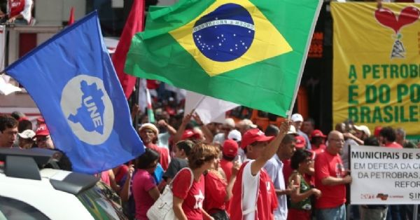 Frente Popular com 29 entidades faz protesto em Cuiab para defender Dilma e Lula