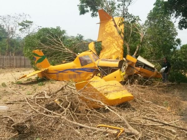 Aeronave de pequeno porte cai em rea de fazenda e piloto escapa sem ferimentos graves