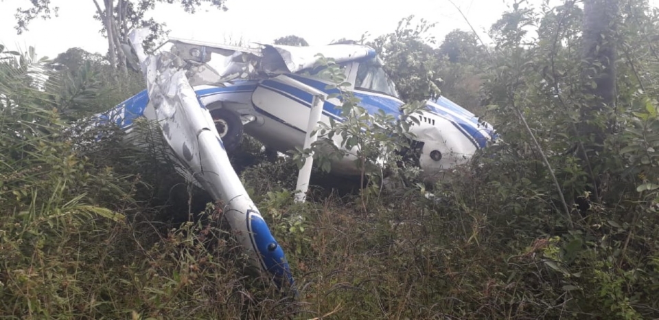 Aeronave cai na regio do Pantanal e duas pessoas ficam feridas; veja fotos