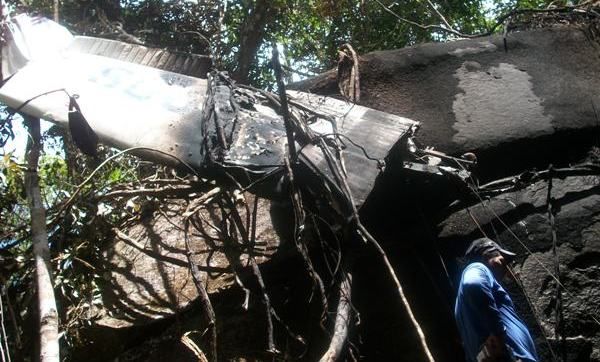 Avio pegou fogo depois de cair e bater em uma rocha; quatro pessoas morreram