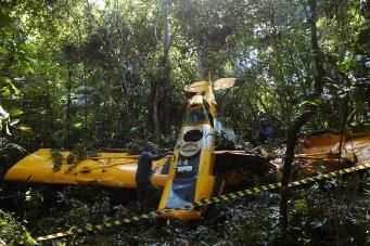 Avio agrcola cai em rea de floresta no interior de Mato Grosso
