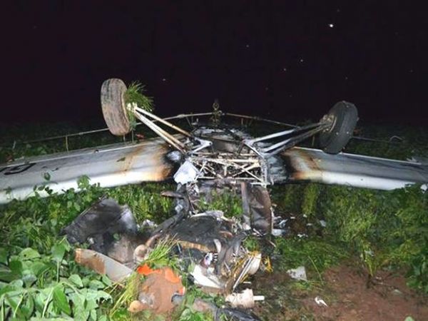 Avio agrcola cai em plantao de soja e pega fogo; piloto de 31 anos consegue sobreviver (confira fotos)