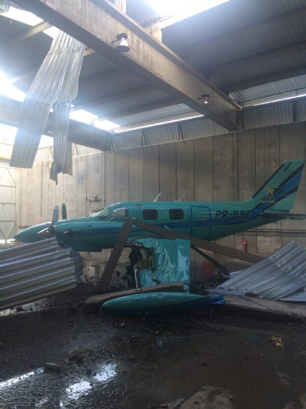 Caixa d'gua cai durante vendaval e mata morador de VG; ventania destri hangar e danifica avies