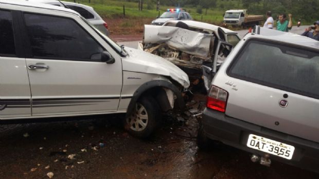 Grave acidente entre trs carros deixa cinco pessoas mortas; quatro da mesma famlia