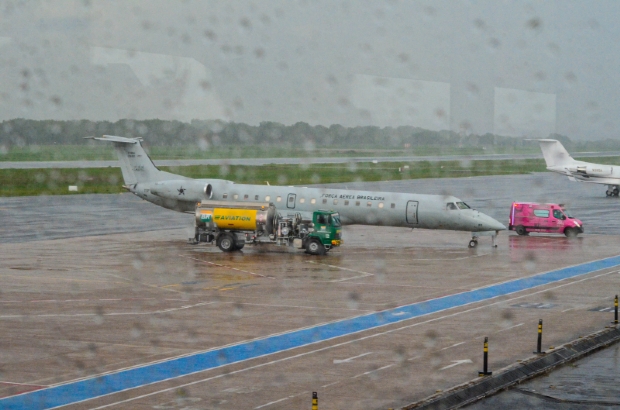 Avio da FAB com pacientes transferidos por colapso na Sade de Manaus pousa em Cuiab