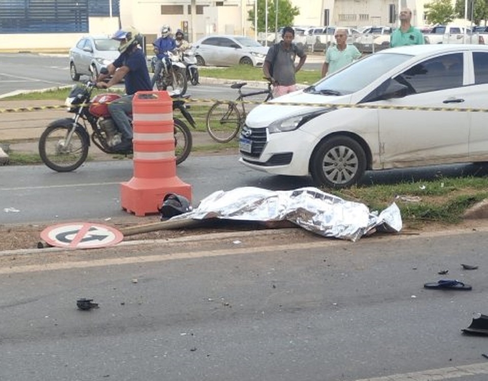 Passageira de motocicleta morre em acidente aps piloto 'furar' sinal vermelho em VG