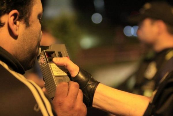 Embriagado, jovem sem documentos bate em viatura da Polcia Militar