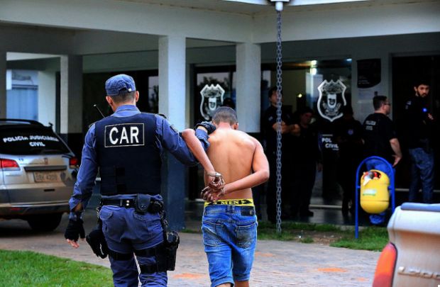 Famlia reage a assalto e espanca criminosos em Cuiab com ajuda de vizinhos