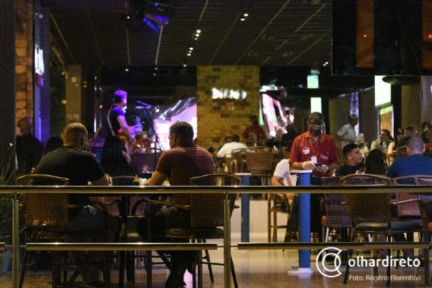 Equipe de fiscalizao v aglomerao e fecha bares na Praa Popular;  fotos e vdeo 