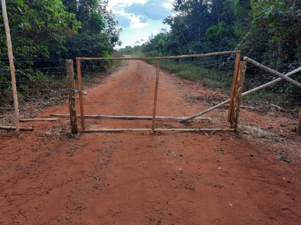 Temendo contaminao, indgenas interditam via que d acesso a balsa no Xingu
