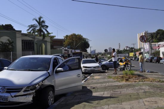 Carros batem na Mato Grosso e duas pessoas so levadas para hospital  (veja fotos) 