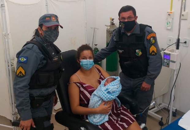 Polcia Militar faz primeiros socorros e salva beb que se afogou em banheira