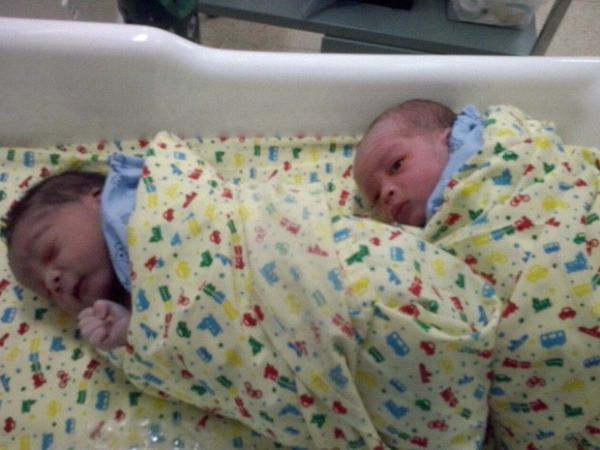 Bebs so colocados na mesma incubadora em Hospital de Ceilndia