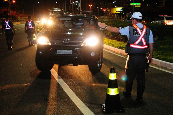 Blitz da Lei Seca prende 16 e autua 24 motoristas que estavam digirindo embriagados