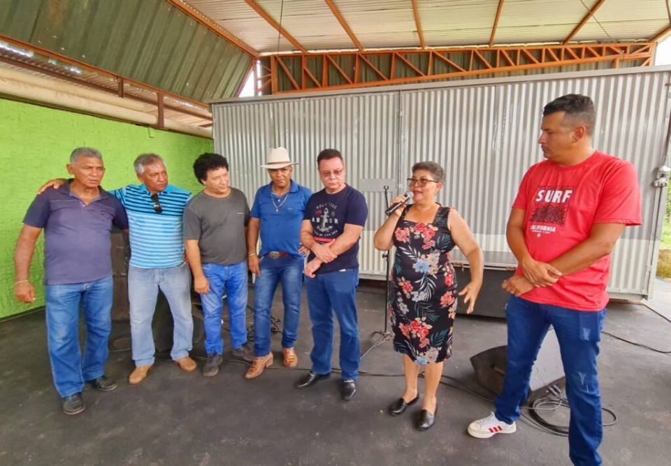 Em visita  Comunidade Rio dos Mdicos, Botelho promete empenho em buscar asfalto at Coxip do Ouro