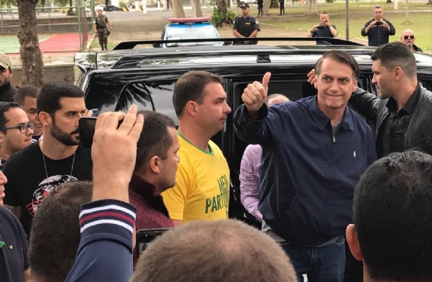 Jair Bolsonaro vota em escola da Vila Militar no Rio de Janeiro