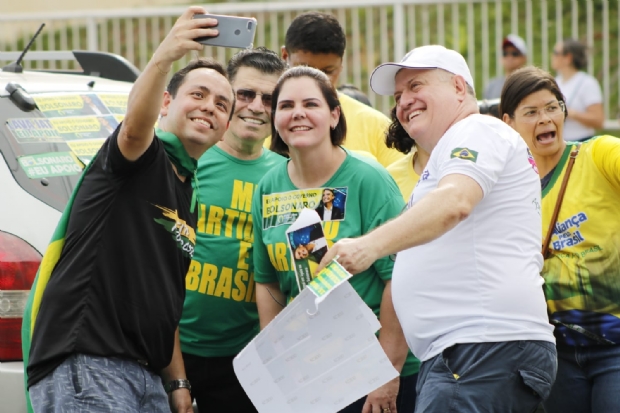 Candidatos ao Senado pegam carona em manifestao e tentam colar imagem em Bolsonaro
