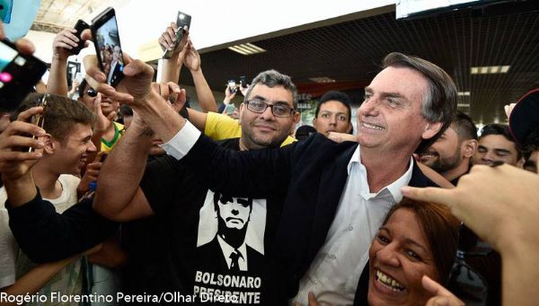 Chegada de Bolsonaro a Cuiab termina com duas pessoas detidas no aeroporto;  fotos e vdeo 