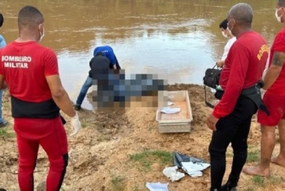 Corpo que seria de jovem desaparecido  encontrado preso em galho dentro de rio