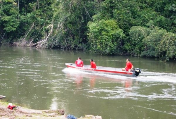 Pescadores localizam corpo de homem que morreu afogado ao nadar em rio