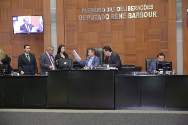 Deputados modificam projeto de Mendes e servidores que ganham at dois salrios ficam isentos de cobrana