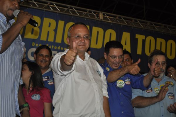 Pedro Taques e Eduardo Botelho cumprimentam eleitores durante a campanha. Socialista ganha nova chance