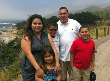 Barajas aparece em foto ao lado de sua esposa e filhos. Seus dois filhos homens morreram no acidente