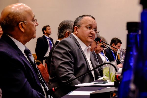 Taques e mais 5 governadores firmam parceria em projeto para professores da rede pblica