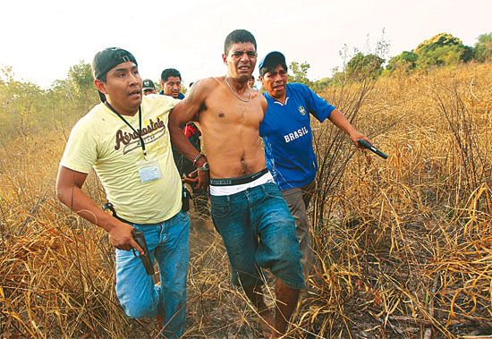 Um dos acusados de matar os trs bolivianos antes de ser levado para a Delegacia