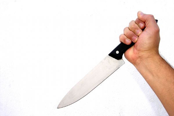Homem fica ferido aps ser atingido na virilha com faca
