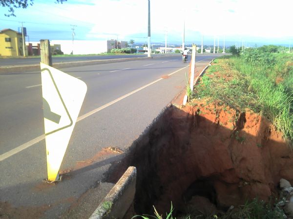 Cratera se abre s margens da MT 270 rodovia corre risco de desabar