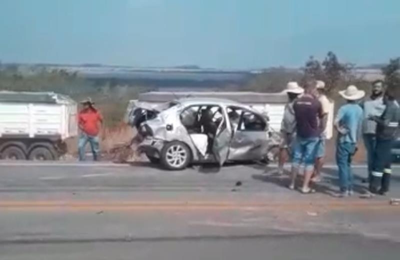 Vtimas de acidente entre dois carros e duas carretas morrem presas s ferragens