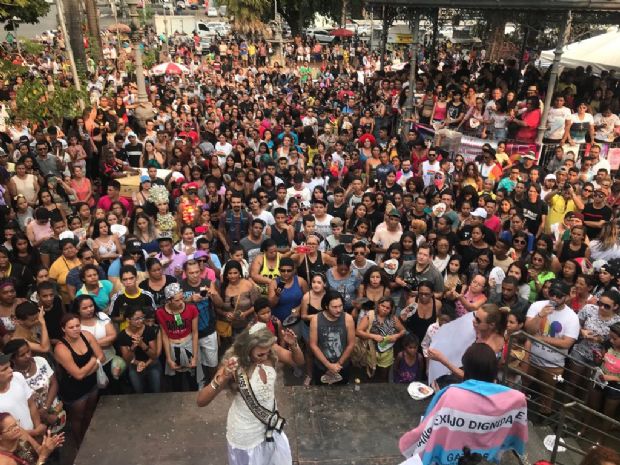Parada Gay desfila pelas principais avenidas de Cuiab por cidadania e Estado laico;   veja fotos e vdeos 