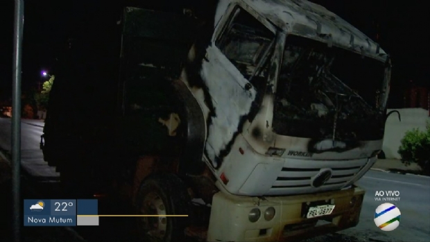 Cabine de caminho de lixo fica destruda aps incndio em Cuiab