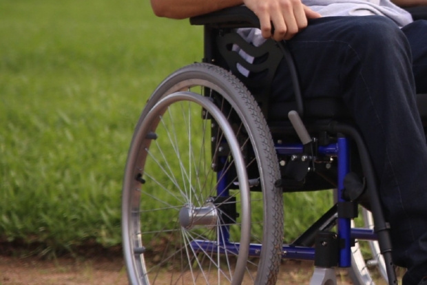 Prefeitura entrega cadeiras de rodas para pacientes de reabilitao da rede municipal de sade