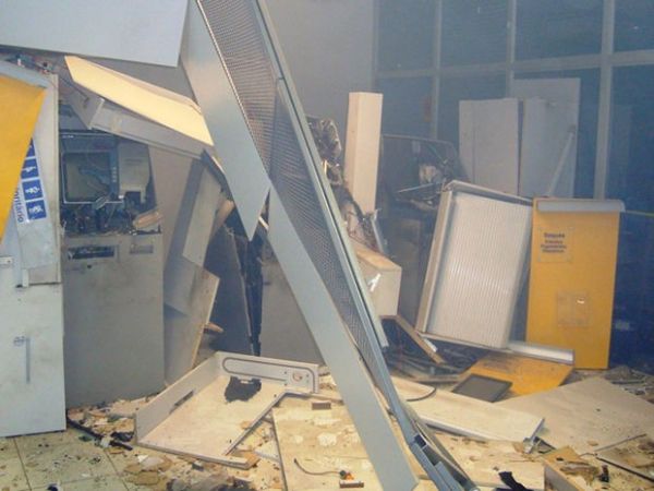Bandidos fazem refns e estouram caixas eletrnicos do Banco do Brasil
