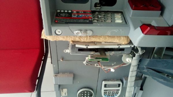 Ladres 'deixam' bomba em caixa eletrnico de posto bancrio; Bope  acionado