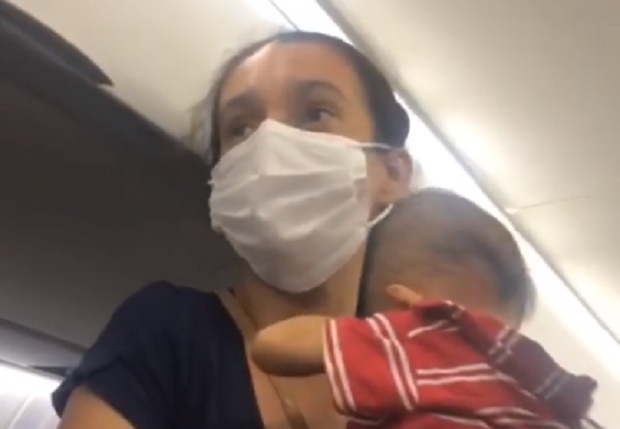 Passageiros de avio fazem vaquinha para ajudar mato-grossense a se manter durante tratamento de filho e vdeo viraliza; veja