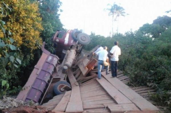 Foi mais uma ponte velha de madeira que se quebrou no interior de Mato Grosso