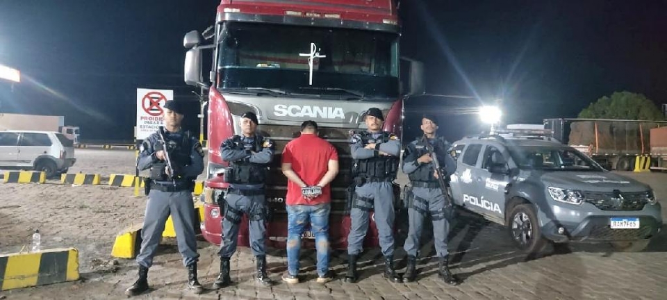 Após roubar, sequestrar e manter caminhoneiro em cárcere, homem é preso em posto de gasolina em Cuiabá