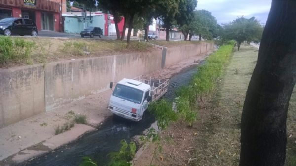 Caminho apresenta defeito mecnico e cai no Crrego do Barbado; motorista conseguiu pular; Fotos