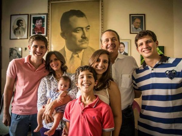 Famlia e amigos relatam 'serenidade' da viva de Eduardo Campos