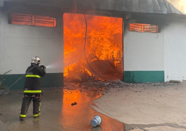 Incndio destri galpo e coloca em risco residncias vizinhas em Cuiab; veja vdeo e fotos