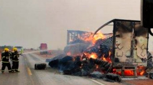 Carreta de algodo pega fogo na rodovia BR-163 e carga fica destruda