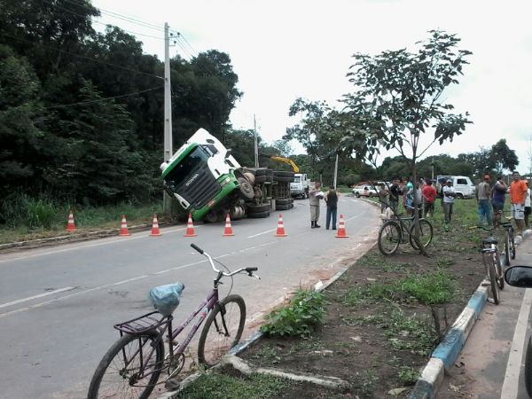 Carreta carregada com refrigerante tomba na avenida das Torres; PM evita saques