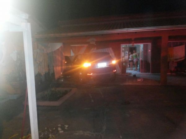 Mulher  baleada durante sequestro em Cuiab; bandidos batem Land Rover na fuga