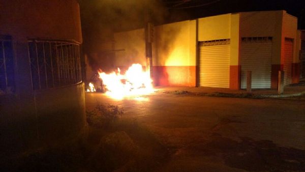 Carro  incendiado em Vrzea Grande durante atentados; Sesp no registra feridos