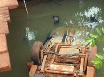 Duas pessoas morrem afogadas aps automvel cair dentro de rio  noite