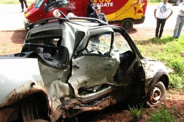 Empresrio fica com carro destrudo aps acidente; motoristas saem feridos