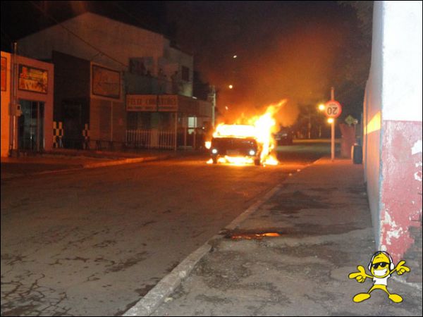 Carro incendeia sozinho em cidade de Mato Grosso  (confira as imagens)